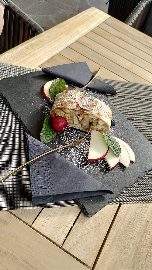 Warmer, veganer Apfelstrudel at Goldkind in Mayrhofen