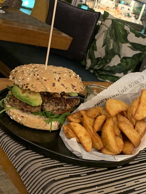 Vegan burger with potato wedges  at Goldkind in Mayrhofen