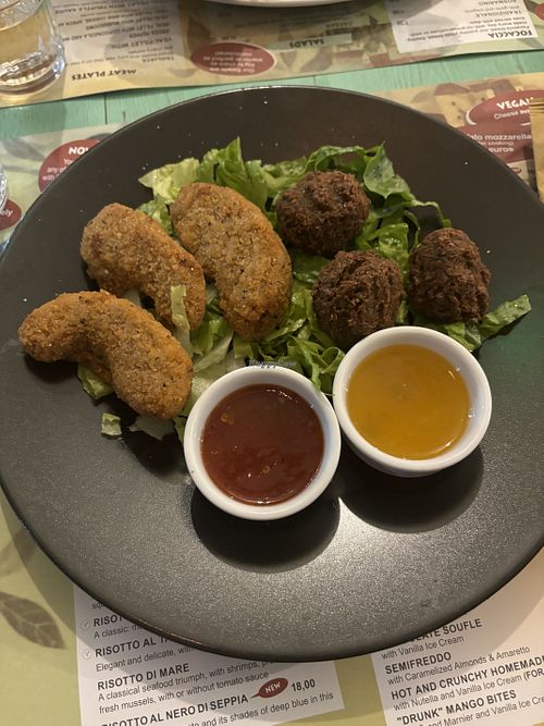 avocado slices and falafel  at Su e Giu in Naxos