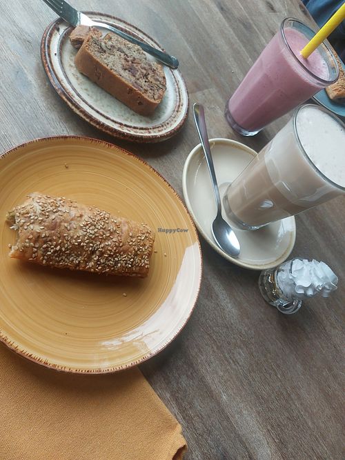 Vegan saucijzenbroodje, vegan bananen walnoot chocoladecake, chai thee, vegan milkshake aardbei at Kringloop Twello in Twello