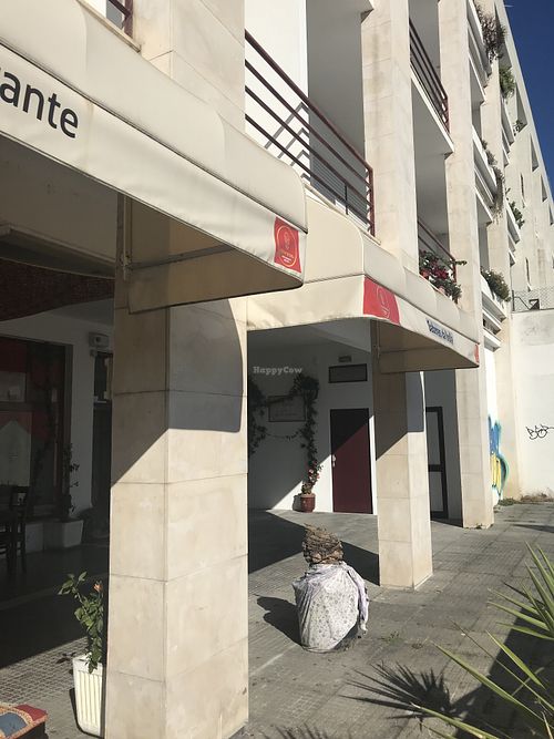 Outside- This is what the building looks like at Sabores da India in Alcobaca