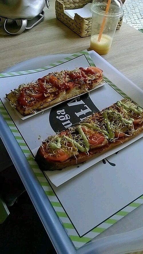 Both vegan baguettes with smoked tofu. On the bottom non-vegan basil sauce, on the top vegan tomato sauce at Długa Buła in Torun