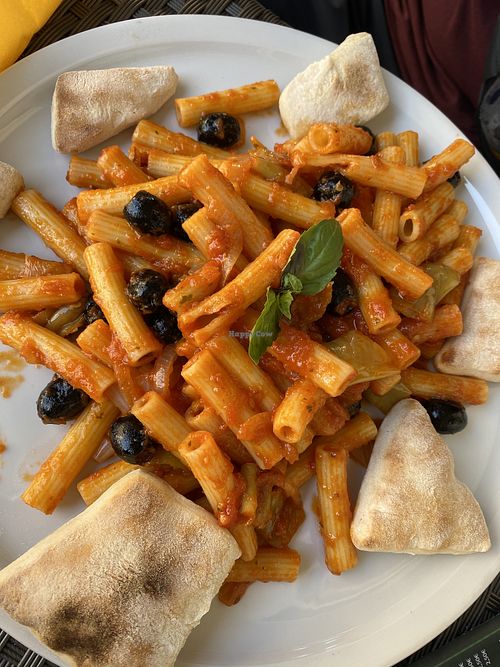 Pasta  diavolo mit Pizzabrötchen at Veg-Italia in Passau