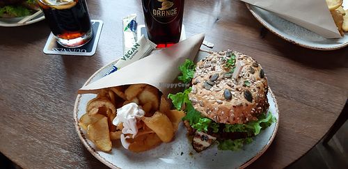 Juniper & Cranberries - Veganer Burger mit hauseigenen Fritten und Veganer Mayonnaise. Dazu eine Johannisbeerschorle. // Vegan burger with homemade fries and vegan mayonnaise. Serv at The Orange in Fulda