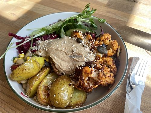 Baked potatos, hummus, salad and curried cauliflower bowl  at püük - fein + herausgeputzt in Hamburg