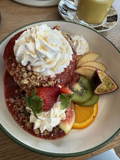 Pancake with vegan cream and strawberry rhubarb sauce   at püük - fein + herausgeputzt in Hamburg