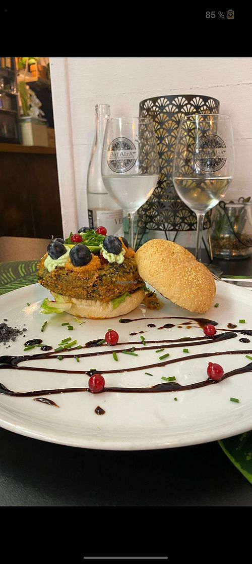 Hamburguesa vegana exquisita  at Alvocat in Tarragona