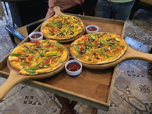 Vegetarian pizza without vegan cheese at Papaya in Aqaba