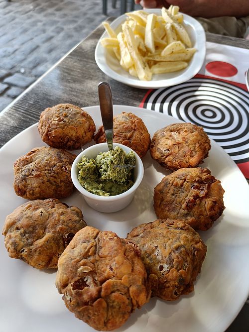 Tomato balls and fries at To Mikraki in Syros