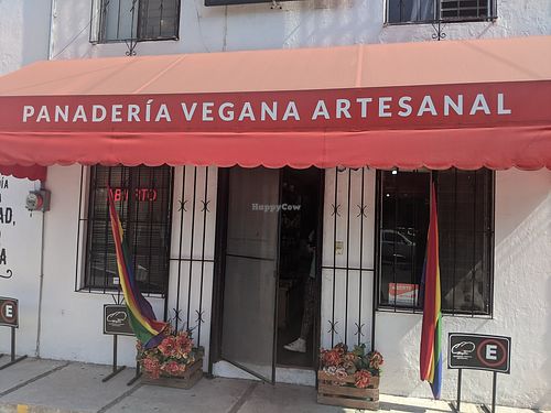 Outside shop love the flags/ Amo las banderas at Vegan Bageri in Zapopan