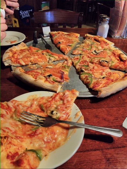 Nice Cafe near home. Only vegan pizza option with 20 min. Definitely would come back at Turnpike Cafe in Canton