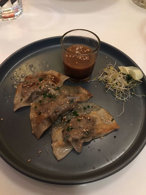 -Ravioles grillées
Farce de shiitake et seitan, sauce au gingembre et huile de sésame grillé at brEAThe Restaurant - Pigalle in Paris