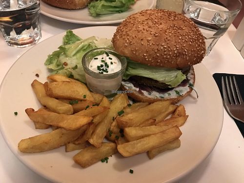 Burger de seitan maison, « fromage » fumé coulant, mayonnaise à l’ail, onion rings, confit d’oignons rouges, salade et frites maison at brEAThe Restaurant - Pigalle in Paris