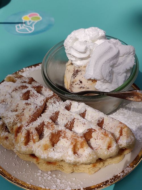 Classic waffle with peanut butter ice cream at Eisdielerin in Cologne