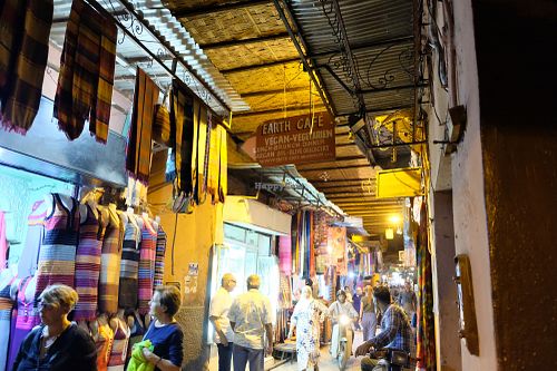 Sign pointing towards Earth Cafe at Earth Cafe - Derb Zawak in Marrakech