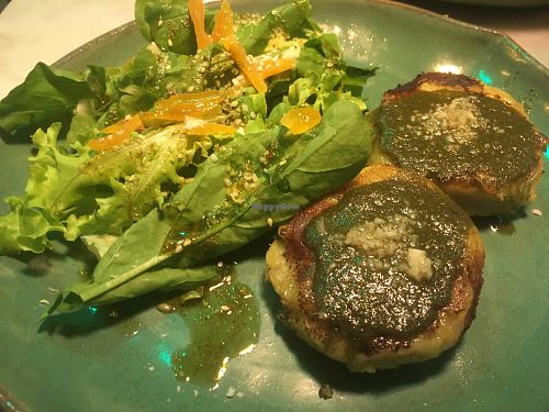 Medalhão de batata-doce (sweet potato) com pesto vegano, salada molho de zaatar at Yemanja Bistro in Salvador