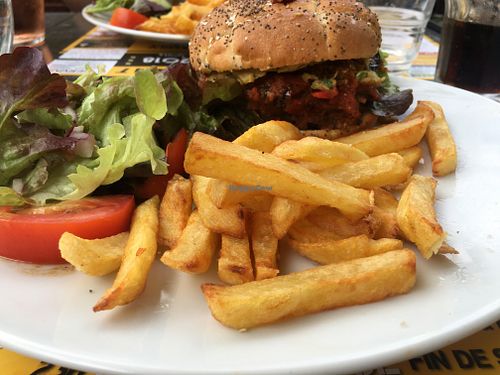 Vegan burger at Le Pukèko in Prayssac