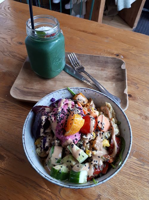 Lunch Bowl with smoothie at Iss Dich Glücklich in Munich