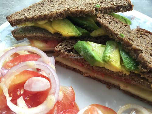 clubsandwich with avocado, tomato and cheese served with chips (wich were on an other plate) at Jina's in Unawatuna