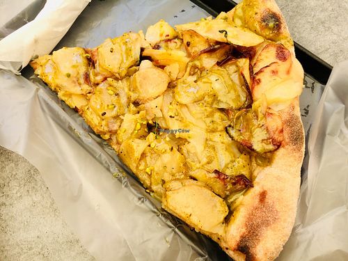 Vegan pizza slice at Timilia in Palermo