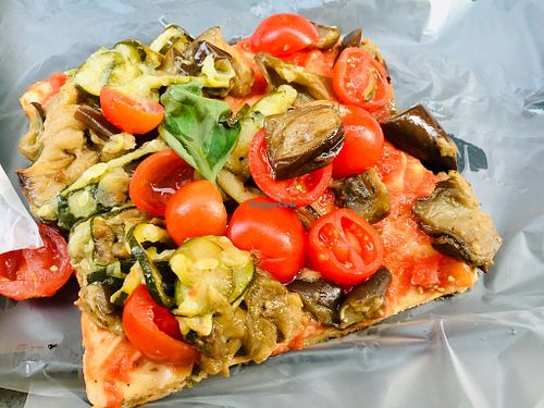 Vegan pizza slice at Timilia in Palermo