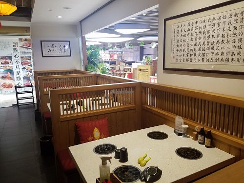 Seating at Yī Yè Yī Shìjiè - Vegan Hotpot in Shanghai