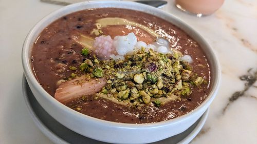 Rhubarb porridge at Comoba in Lisbon