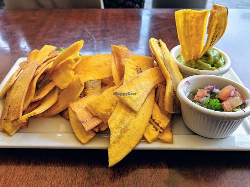 Plantains with Guacamole at Cuba's Cookin' in Oranjestad