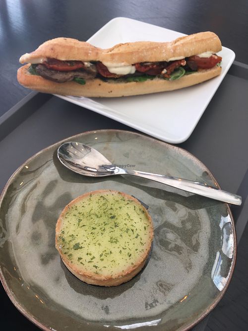 Sandwich with grilled vegetables and mozzarella.
Lemon and basil tart at Zoï Kitchen - La Boutique in Lyon