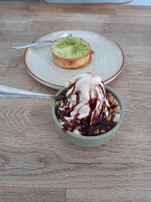 Sundae coulis chocolat et noix de pecan caramélisées / tarte citron basilic at Zoï Kitchen - La Boutique in Lyon