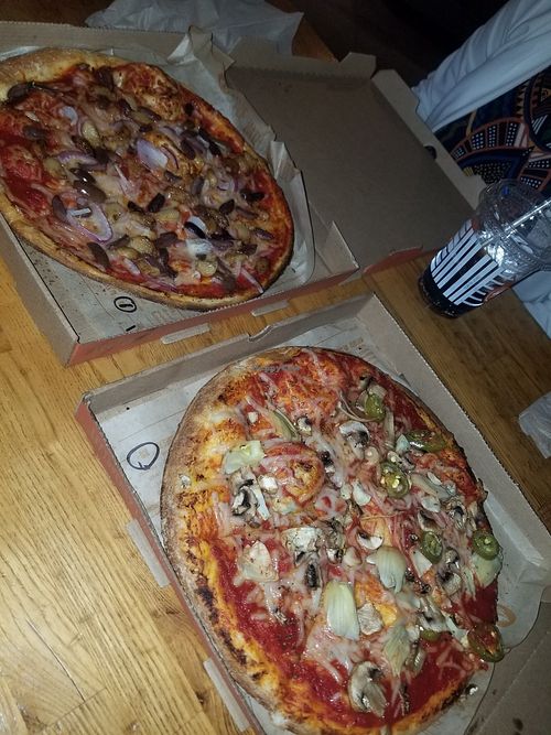 Vegan build-your-own pizza. So tastyyyyyy at Blaze Pizza in San Clemente