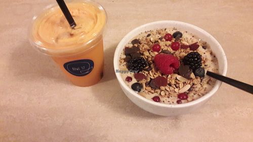 Espresso bowl and juice at Bowl 37 in Copenhagen