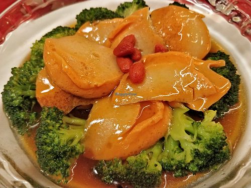 Vegetarian baby abalone with brocoli at Eight Treasures Vegetarian 八宝素食馆 in Central Singapore