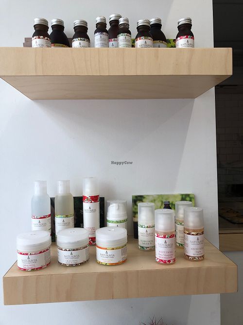 Also sells aromatherapy and creams at Pumper in Pontevedra