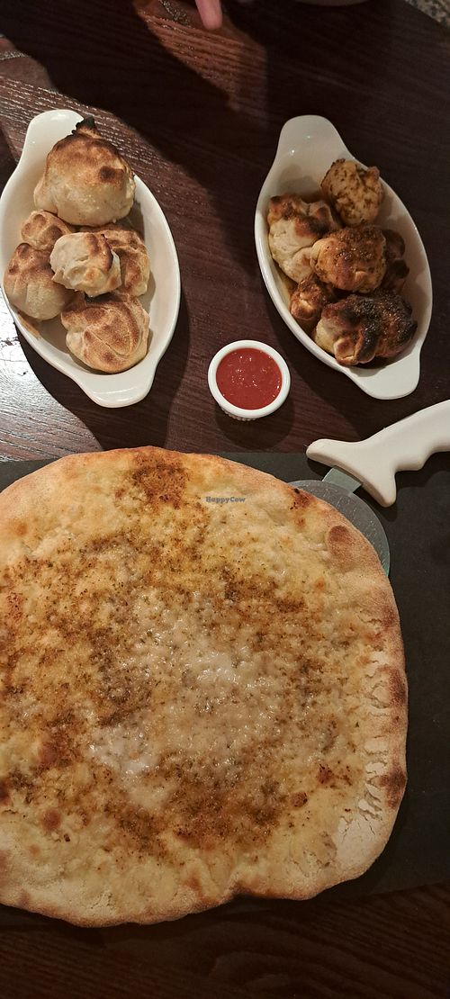 Garlic bread and dough balls at The Jenny Burn in Glasgow