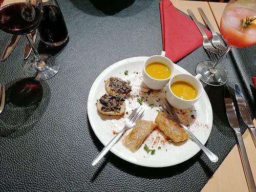 Nice greeting from the kitchen, pumpkin soup, bread with tapenade and spring roles at Au Goût du Jour in Eupen
