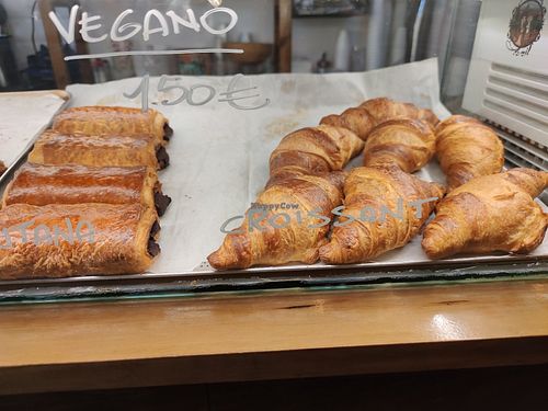 Vegan Neopolitano and Croissant at I Need Coffee in Granada