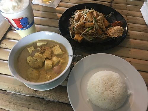 Pineapple juice, pad thai and curry with tofu at Bee's Kitchen in Koh Phangan