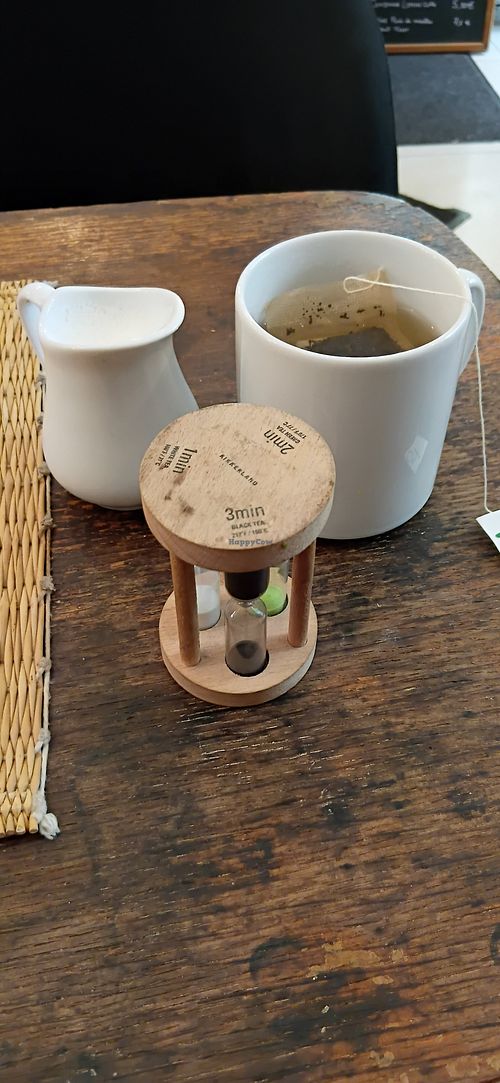 Earl Grey, oat milk, timer at Imagine Café in Paris