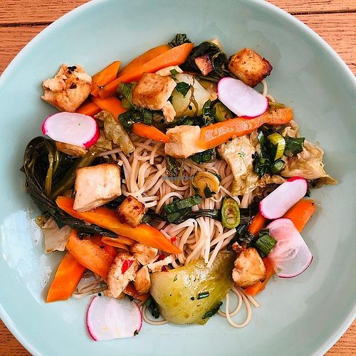 Nouilles de riz sautées à l’ail et au sésame, carottes, pak choï, fanes de radis, poivrons et dés de tofu marinés au gingembre.

Sans gluten.

Tofu rôti au gingembre, sauc at Be Kind Cafe in Geneva