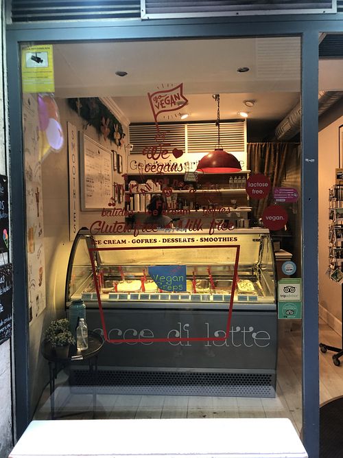 Outside looking in at Bellamia Gelateria Italiana in Barcelona