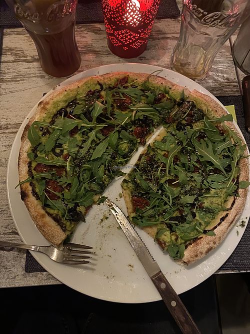 Pizza Vegana - grüner Hummus, getrocknete Tomaten, Oliven, Basilikum-Pesto, Ruccola #Veganuary at Kennidi in Kaprun