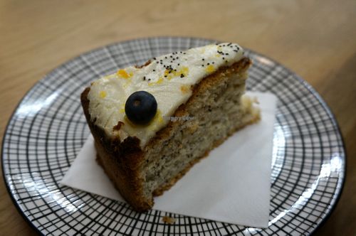 Lemon/Poppy Seed Cake (vegan) at Le Comptoir 18-20 in Paris