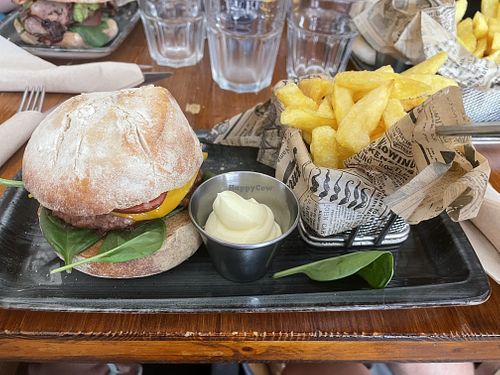 Beyond burger con queso y bacon vegano  at Nieuw Amsterdam in Stiges