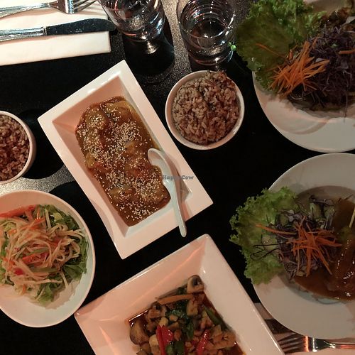 Salade de papaye verte, Poulet végétal épicé, Brochettes de poulet sauce arachide, Dumplings sauce arachide, Salade de canard et Riz brun at ChuChai in Montreal