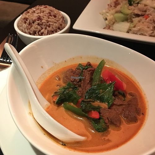 Riz brun, "Bœuf" au cari panang et Riz frit aux légumes variés avec extra "poulet" at ChuChai in Montreal