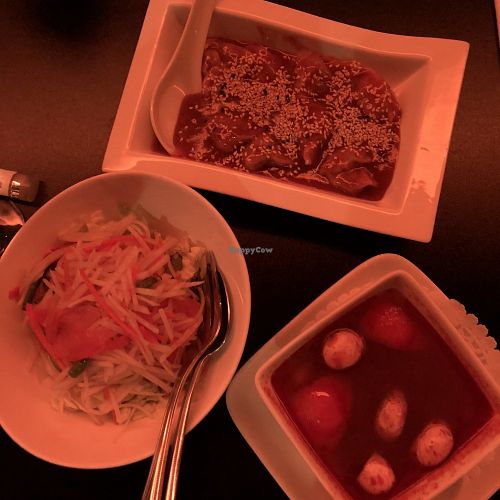 Salade de papaye verte, Dumplings sauce arachide et soupe Tom Yum au poulet végétal at ChuChai in Montreal