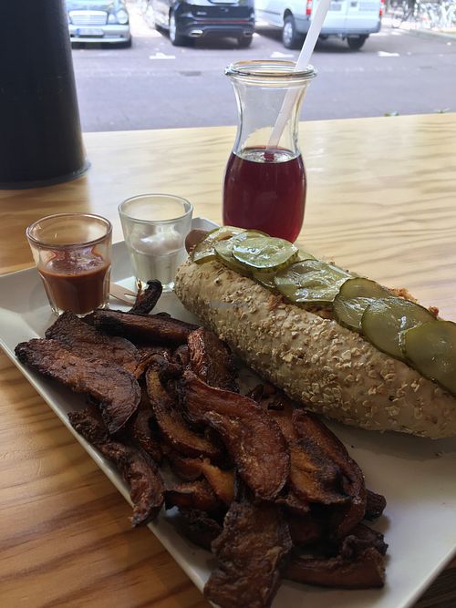 Der Dänische mit Kürbispommes  at The Black Dog Hotdogs in Karlsruhe