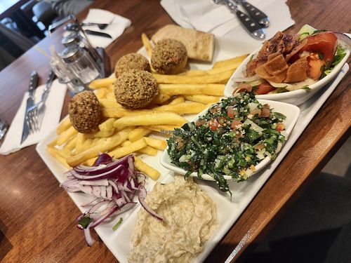 Falafel plate with 4 veganmeze at Paradis du Liban in Norrkoping