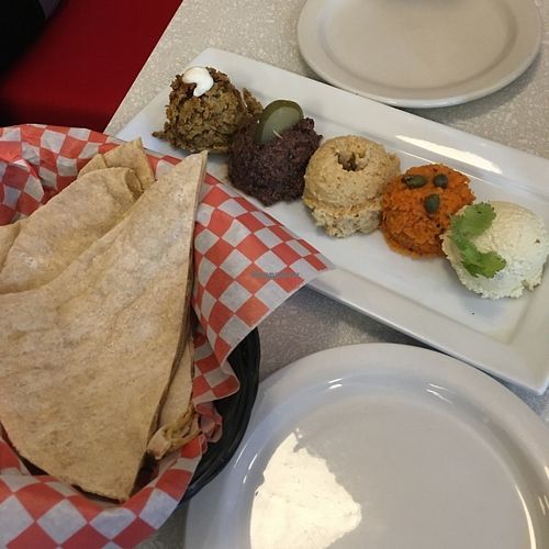 Mezzé Aux Vivres avec chapati at Aux Vivres - St Laurent in Montreal
